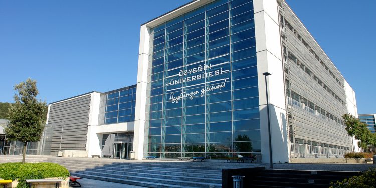 Özyeğin Üniversitesi ThoughtFront panel serisi iş dünyası ile akademiyi buluşturuyor