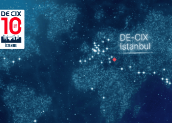 DE-CIX İstanbul’un 10. yılında artan bağlantı trafiğini simgeleyen ağ haritası ve İstanbul silüeti