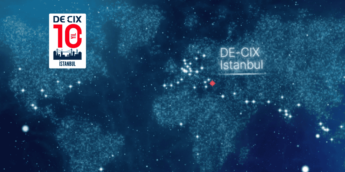 DE-CIX İstanbul’un 10. yılında artan bağlantı trafiğini simgeleyen ağ haritası ve İstanbul silüeti
