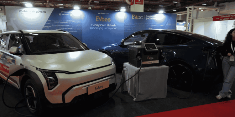 CNR EXPO 2025’te sergilenen elektrikli araçların birbirini şarj etmesini sağlayan yeni cihaz