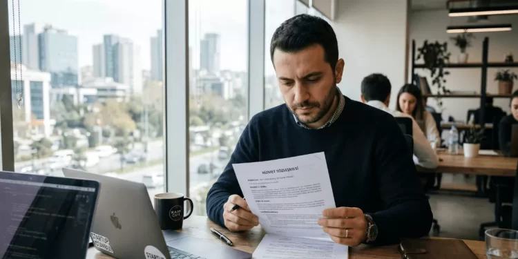 Sanal ofis fiyatları 2026 – Genç girişimci KOBİ sanal ofis sözleşmesi inceliyor