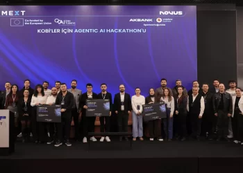 Agentic AI projelerinin geliştirildiği hackathon etkinliğine katılan yazılımcıların toplu fotoğrafı.