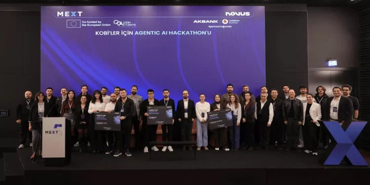 Agentic AI projelerinin geliştirildiği hackathon etkinliğine katılan yazılımcıların toplu fotoğrafı.