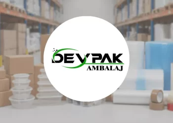 Devpak Ambalaj üretim tesislerinde istiflenmiş oluklu mukavva koliler, özel kesim kutular ve endüstriyel ambalaj malzemeleri.