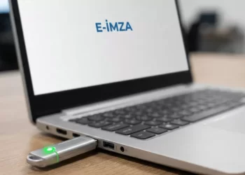 bilgisayara takılı e-imza usb token ve ekranda e-imza yazısı