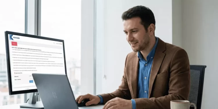 2026 yılı KOSGEB KOBİ beyannamesini e-Devlet üzerinden başarıyla onaylayan ve veri tabanı kaydını güncelleyen profesyonel bir işletme sahibi ofisinde bilgisayar başında.