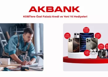 Akbank Mobil KOBİ uygulaması üzerinden faizsiz kredi ve esnek geri ödemeli ticari kredi başvurusu yapan bir esnaf.
