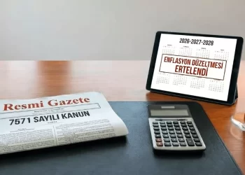 7571 Sayılı Kanun kapsamında enflasyon muhasebesinin 3 yıl ertelenmesini temsil eden vergi levhası ve takvim görseli.