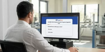 KOSGEB 2026 Girişimci Destek Programı için bilgisayar başında uygunluk testi yapan beyaz gömlekli Türk girişimci.