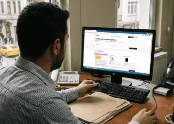 taksitli nakit avans hesaplayan genç girişimci