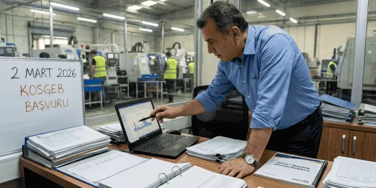 Modern bir fabrika ofisinde KOSGEB İmalat Sanayi Finansmanı ve İstihdamı Koruma Programı başvuru ekranını inceleyen bir imalatçı