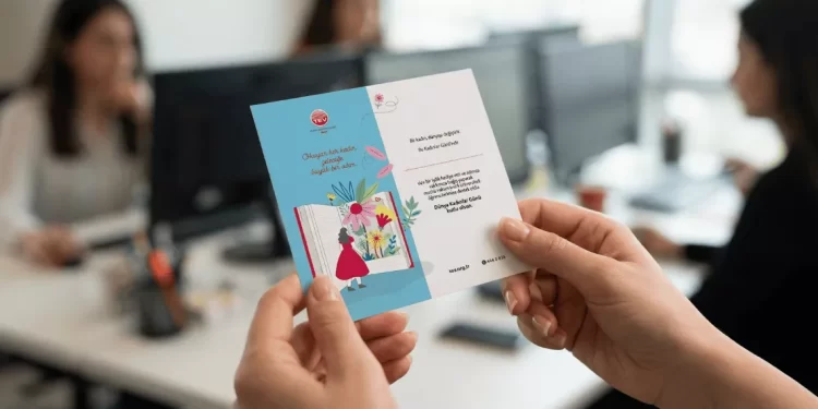 8 Mart Dünya Kadınlar Günü için çalışanlara sunulan, modern ofis ortamında bir kadının elinde tuttuğu anlamlı bağış sertifikası hediyesi.