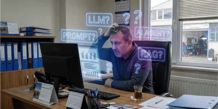 Ofisindeki bilgisayar başında çalışırken havada uçuşan "LLM?", "PROMPT?", "AI AGENT?", "RAG?" gibi yapay zeka terimleri karşısında kafası karışmış ve düşünüceli görünen orta yaşlı KOBİ sahibi fotoğrafı.