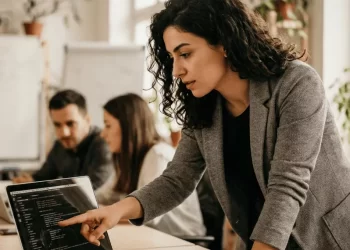 Kadın girişimci iş ortamında — Open Horizons AB hibesi 2026 başvuru rehberi