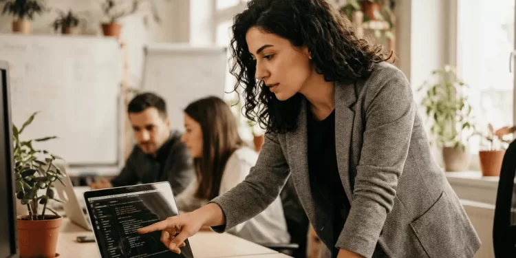 Kadın girişimci iş ortamında — Open Horizons AB hibesi 2026 başvuru rehberi