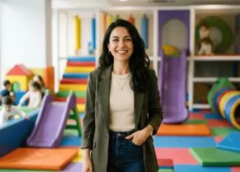 Kadın girişimci çocuk oyun evinde — oyun evi açmak için KOSGEB hibe desteği ve başvuru rehberi 2026
