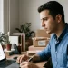 E-ticaret girişimcisi bilgisayardan e-fatura keserken