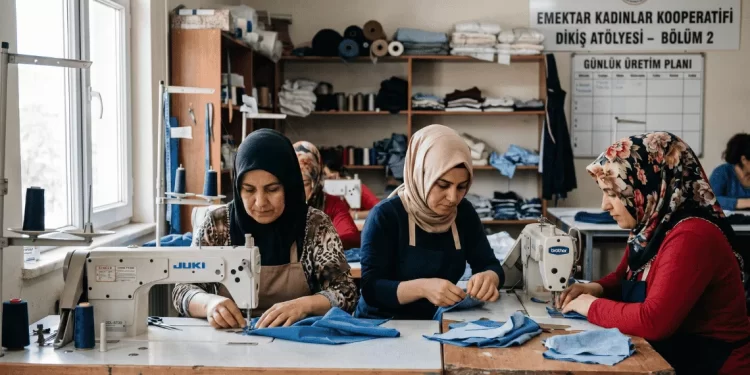KOOP-DES 2026 kooperatif makine hibesi - kadın kooperatif üyeleri atölyede üretim yapıyor