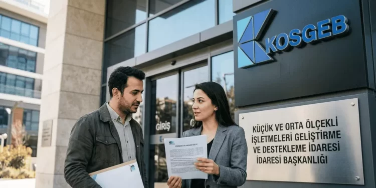 İki girişimci KOSGEB binası önünde başvuru belgelerini inceliyor