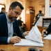 KOBİ sahibi noterde şirket aracı devir belgelerini imzalıyor — araç satış noter işlemleri 2026