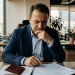 Vergi borcu yurtdışı çıkış yasağı - iş insanı pasaport ve belgelere bakıyor